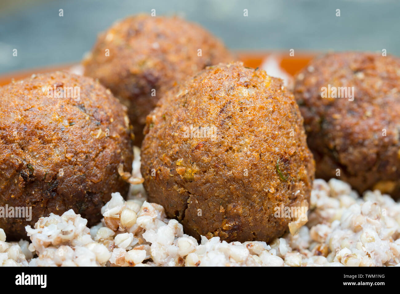 Pflanzliche vegan Kugeln mit buckweat graoats auf Platte Stockfoto