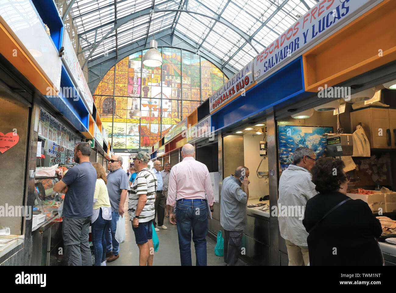 Innenraum der historischen Mercado de Atarazanas, einem traditionellen Markt mit Ständen und Tapas Bars in Malaga, Spanien, Europa Stockfoto