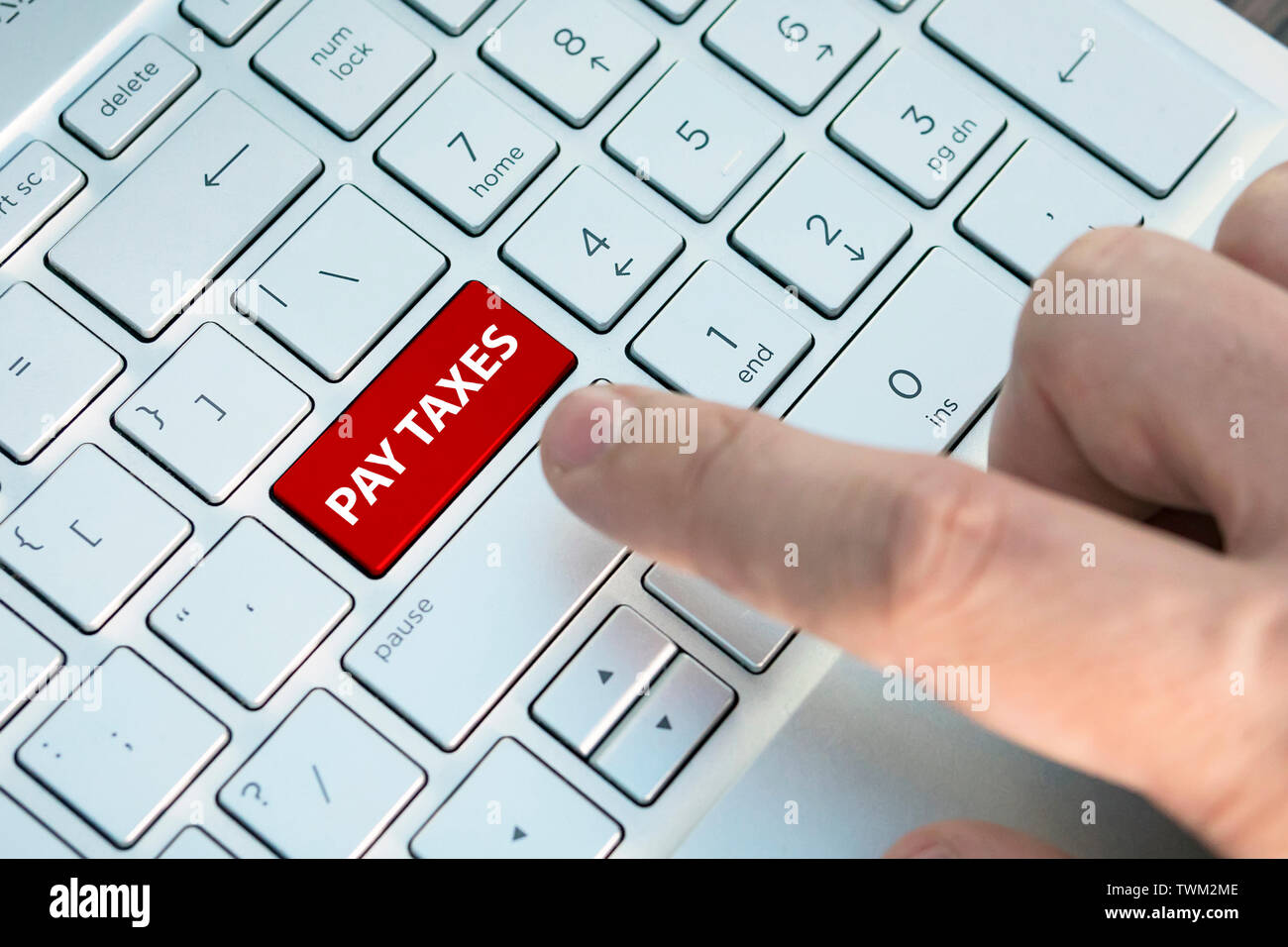 Computer Tastatur mit Steuer Buton. Computer Tastatur mit der Taste Konzept. Ein männlicher Finger drückt eine Taste Farbe Grau Silber Tastatur einer moder Stockfoto