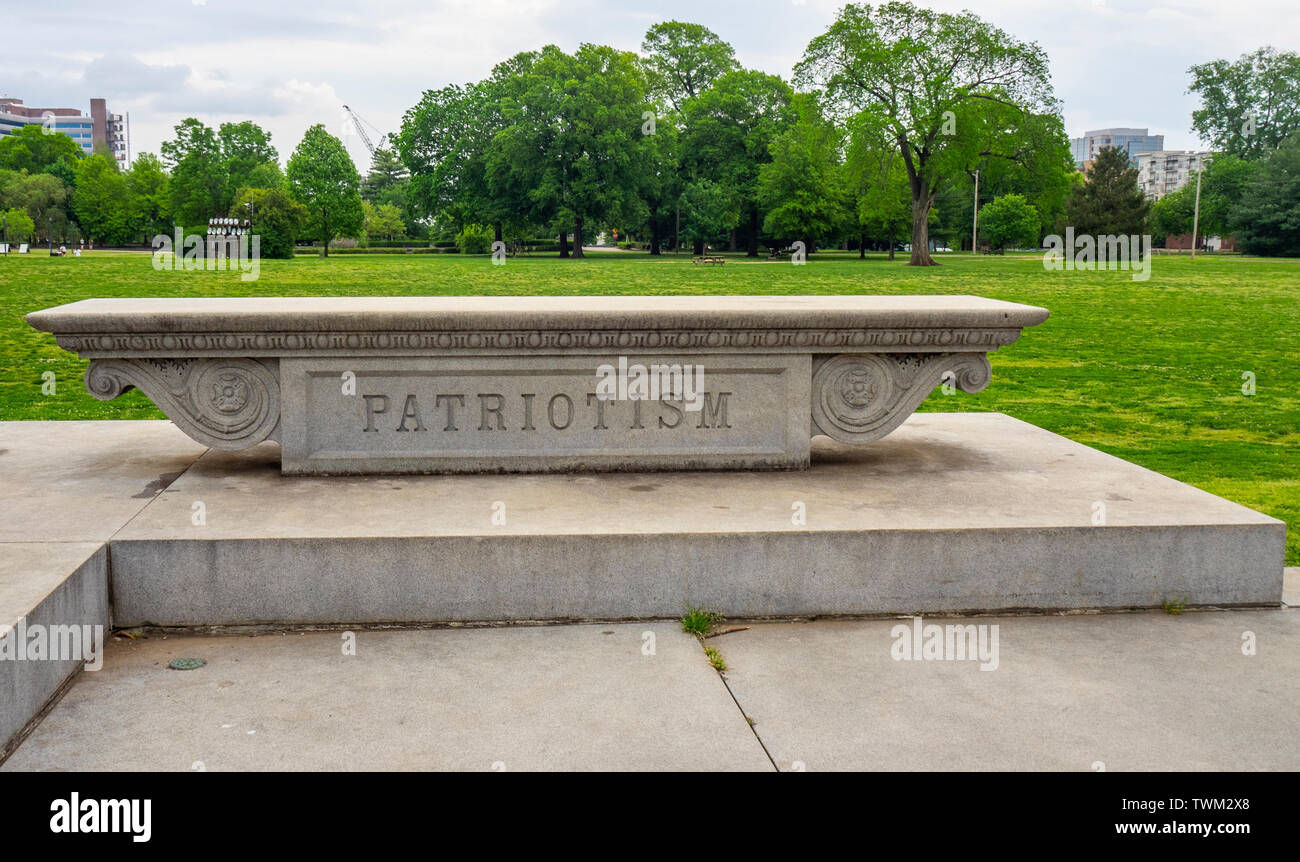 Betonsockel von Monument zum Gedenken an John W Thomas Darstellung das Wort Patriotismus, Centennial Park Nashville Tennessee USA. Stockfoto