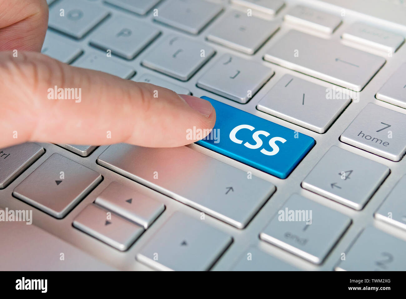 CSS-computer Sprache. Das Schreiben auf die Schaltfläche moderne von grau Laptop. Das Aufdrücken mit dem Finger auf die Taste. Programmierer für die Arbeit. Stockfoto