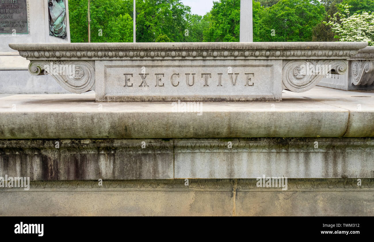 Betonsockel von Monument zum Gedenken an John W Thomas Darstellung das Wort Executive, Centennial Park Nashville Tennessee USA. Stockfoto