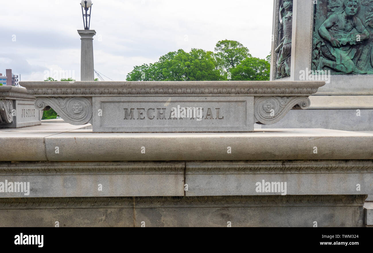 Betonsockel von Monument zum Gedenken an John W Thomas Darstellung das Wort Mechanische, Centennial Park Nashville Tennessee USA. Stockfoto