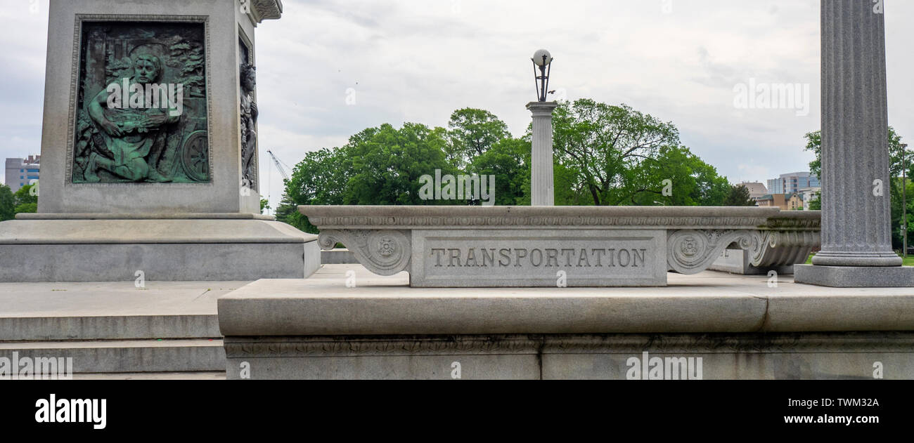 Betonsockel von Monument zum Gedenken an John W Thomas Darstellung das Wort Transport, Centennial Park Nashville Tennessee USA. Stockfoto