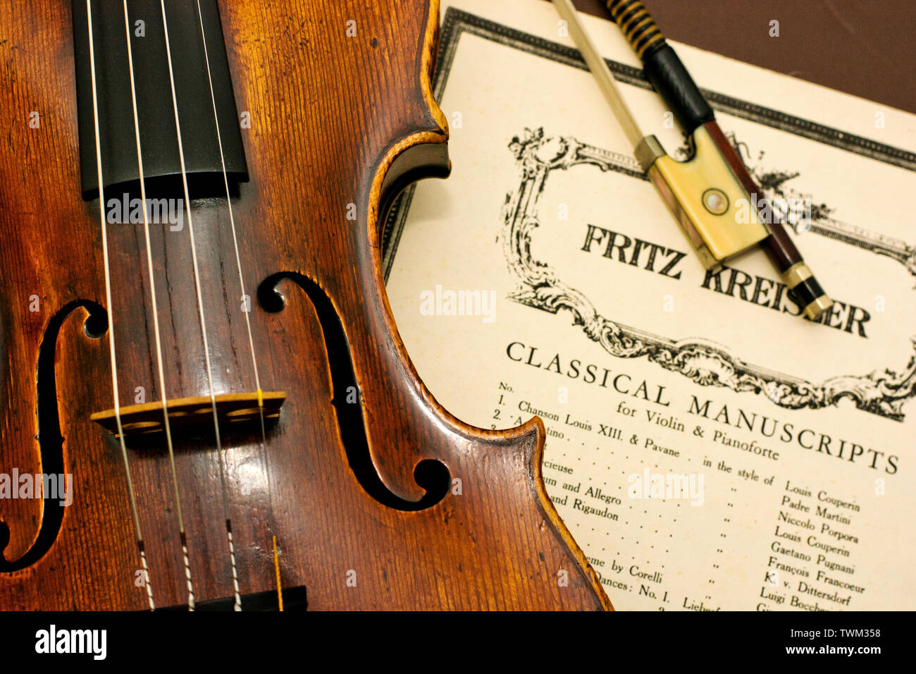 Violine classic vintage Holz- instrument Neben klassischen Noten Noten und string Bug auf Tisch Stockfoto