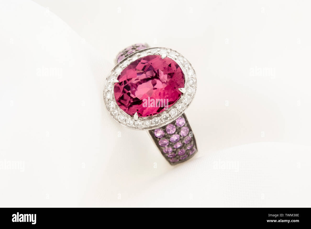 White Gold Ring mit Rosa Turmalin und Diamanten Stockfoto