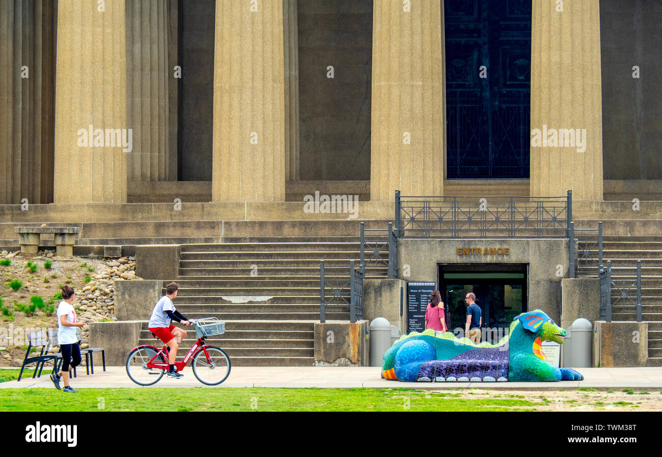 Radfahrer und Jogger vor Full scale Nachbildung des Parthenon im Centennial Park Nashville Tennessee USA. Stockfoto