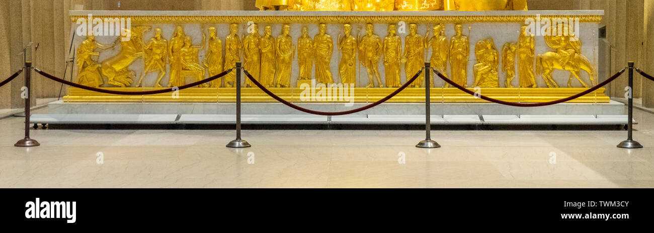 Gold vergoldeten Figuren auf dem Sockel der Statue im Maßstab 1:1 Nachbau des Parthenon im Centennial Park Nashville Tennessee USA gemalt. Stockfoto