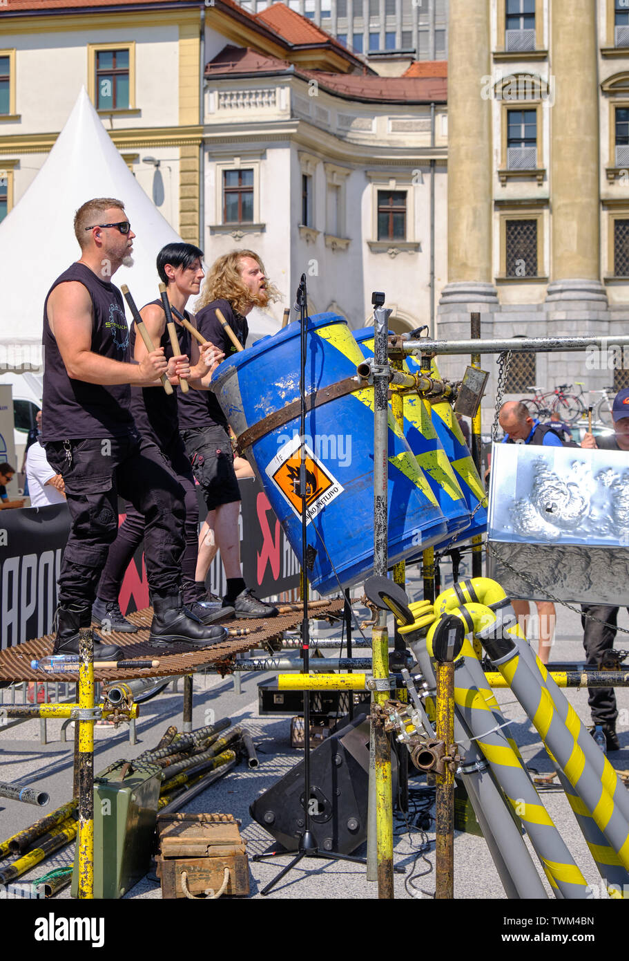 Industrielle Percussion band Stroj Maschine durchführen zu Beginn der Tour durch Slowenien Radrennen, Ljubljana, Slowenien - 19. Juni, 2019 Stockfoto