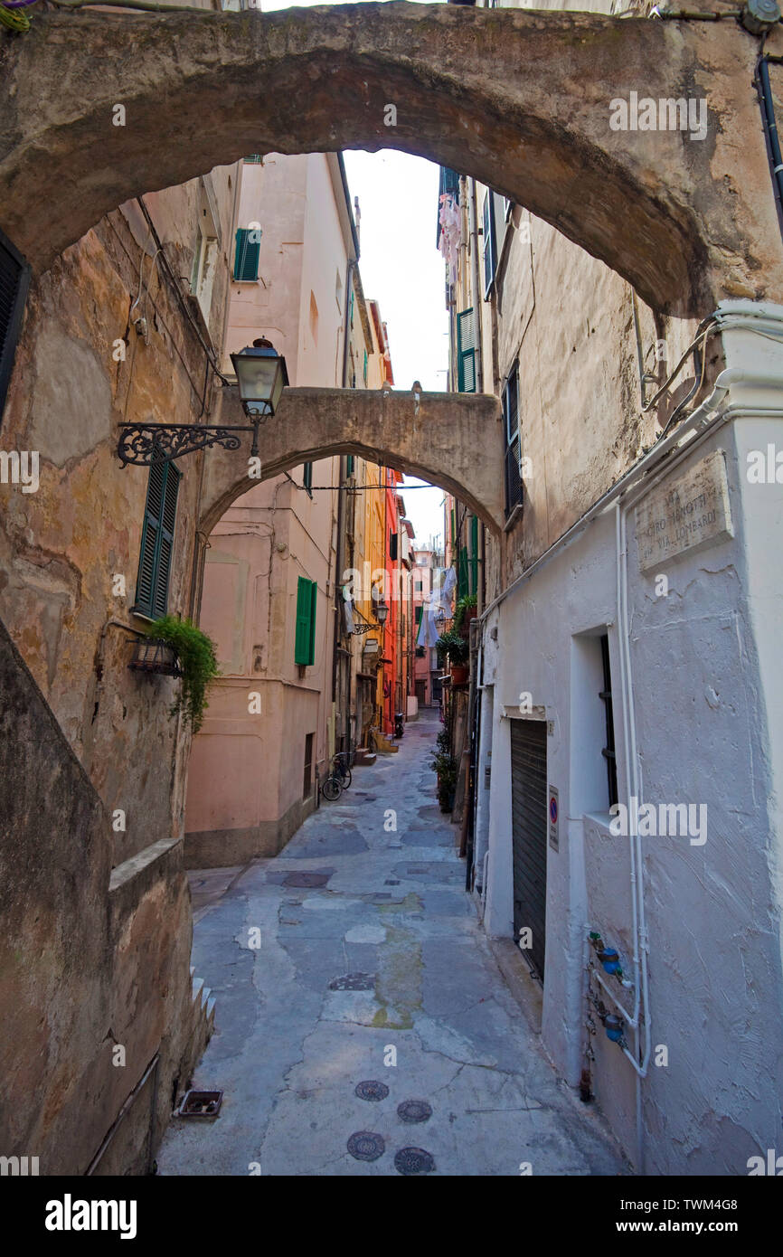 Gasse mit Passage im historischen Zentrum La Pigna, Altstadt von San Remo, Riviera di PonenteItaly, Ligurien, Italien Stockfoto