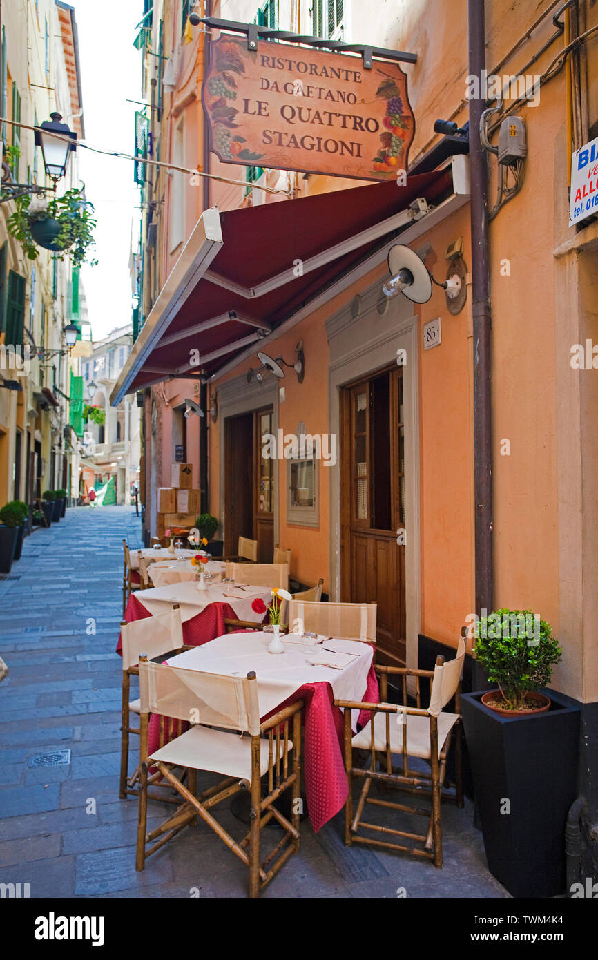 Italienisches Restaurant in eine enge Gasse, Altstadt von San Remo, Riviera di Ponente, Ligurien, Italien Stockfoto