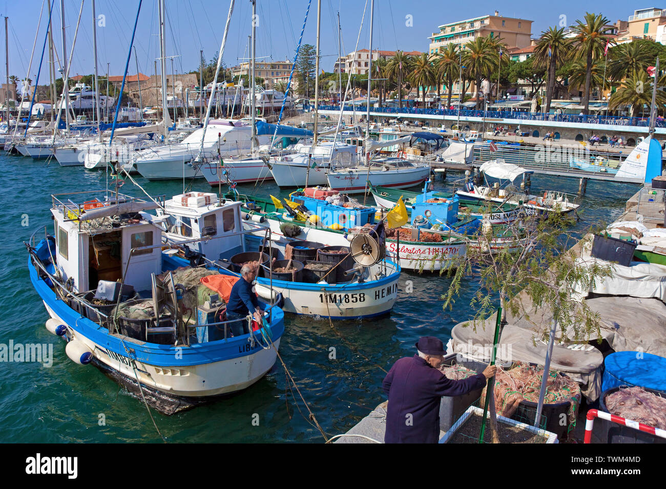 Fischerboote und Yachten im Hafen von San Remo, Harbour Town an der ligurischen Küste, Ligurien, Italien Stockfoto