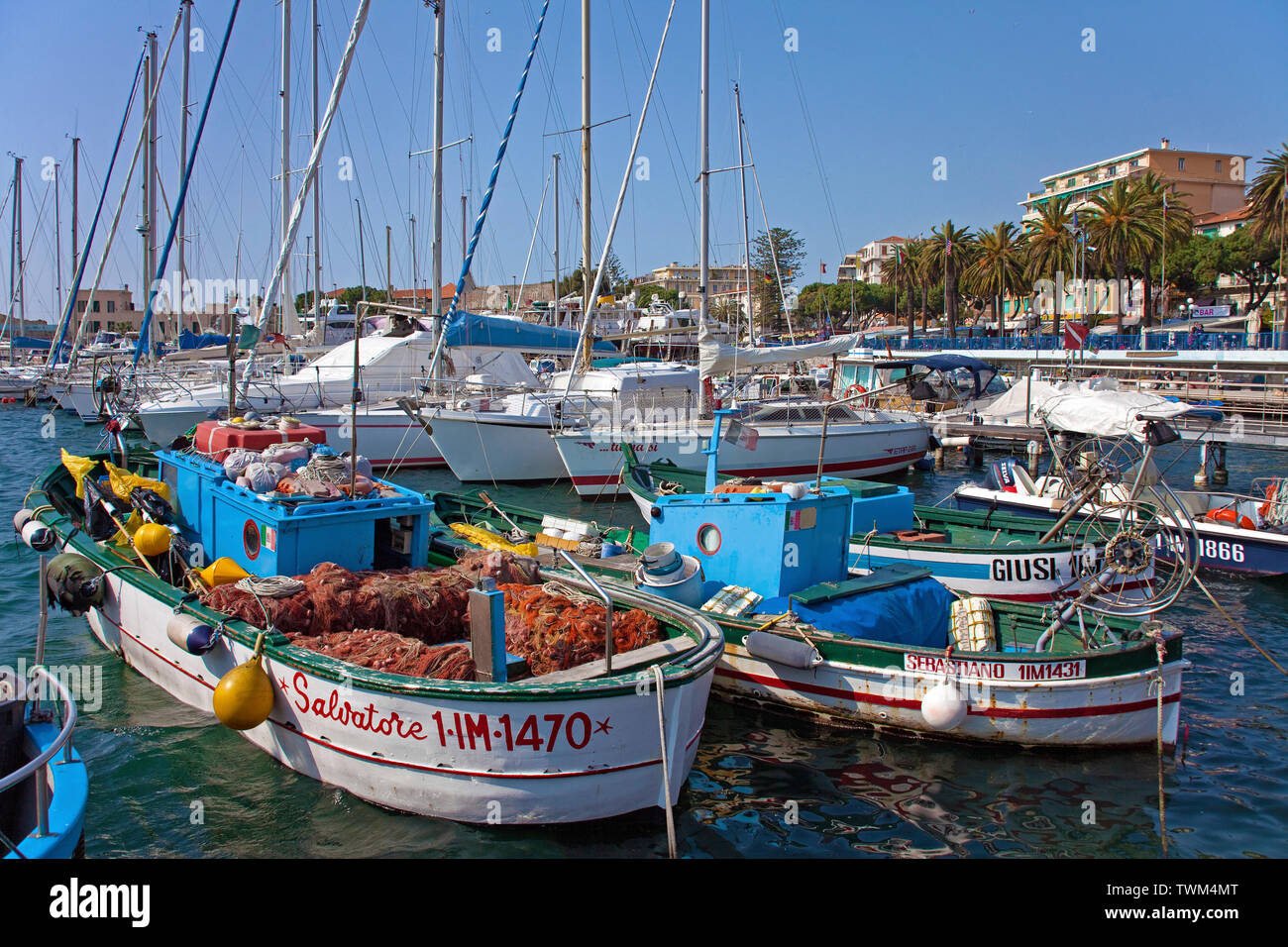 Fischerboote und Yachten im Hafen von San Remo, Harbour Town an der ligurischen Küste, Ligurien, Italien Stockfoto