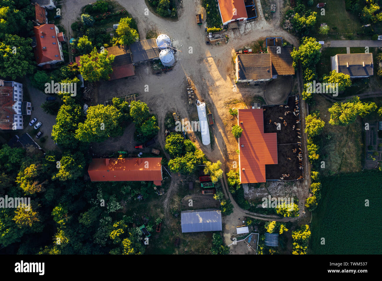 Luftaufnahmen von einem kleinen Bauernhof. Europa. Stockfoto