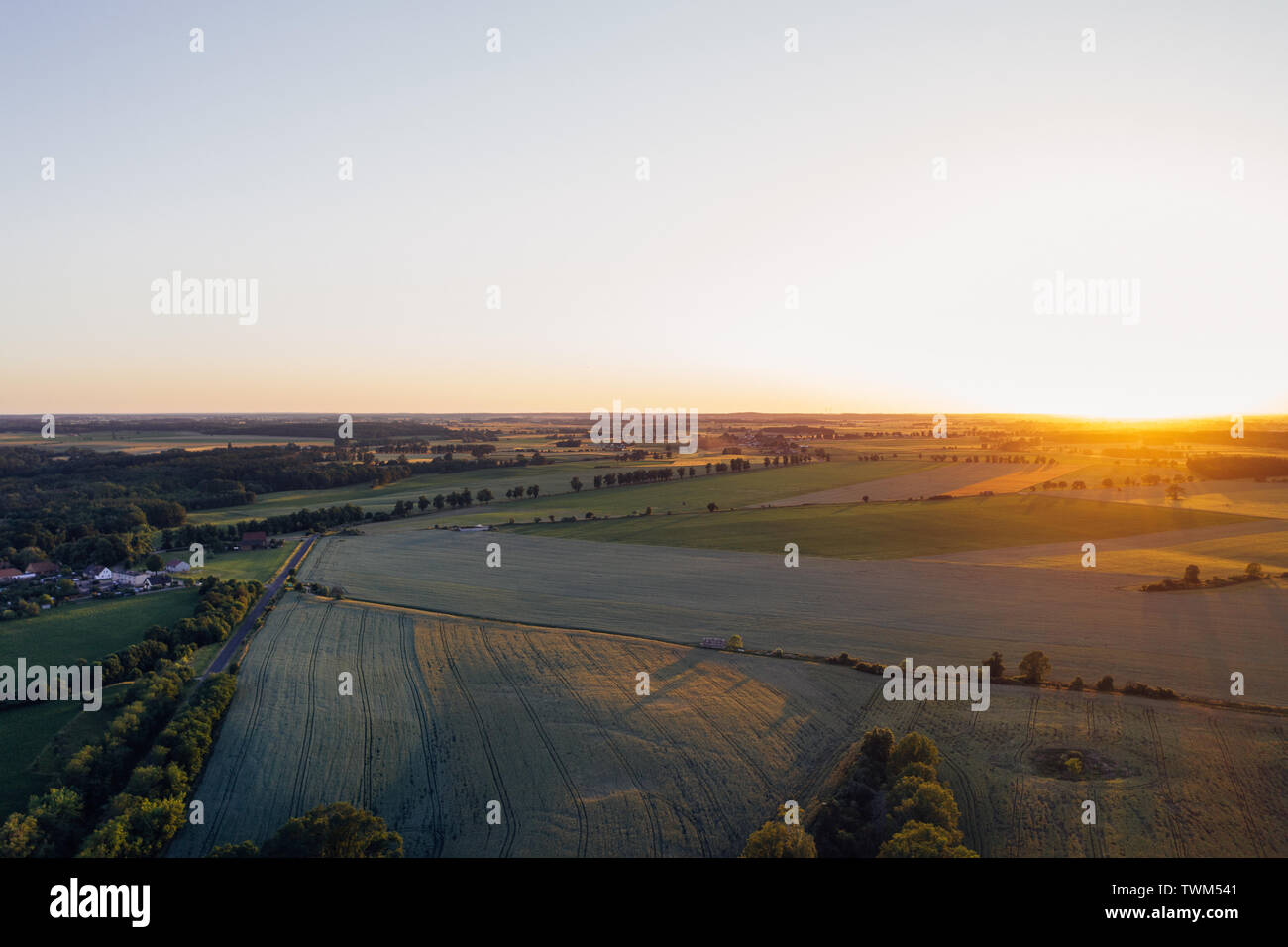 Sonnenuntergang über die Felder und den Wald in Westeuropa. Stockfoto