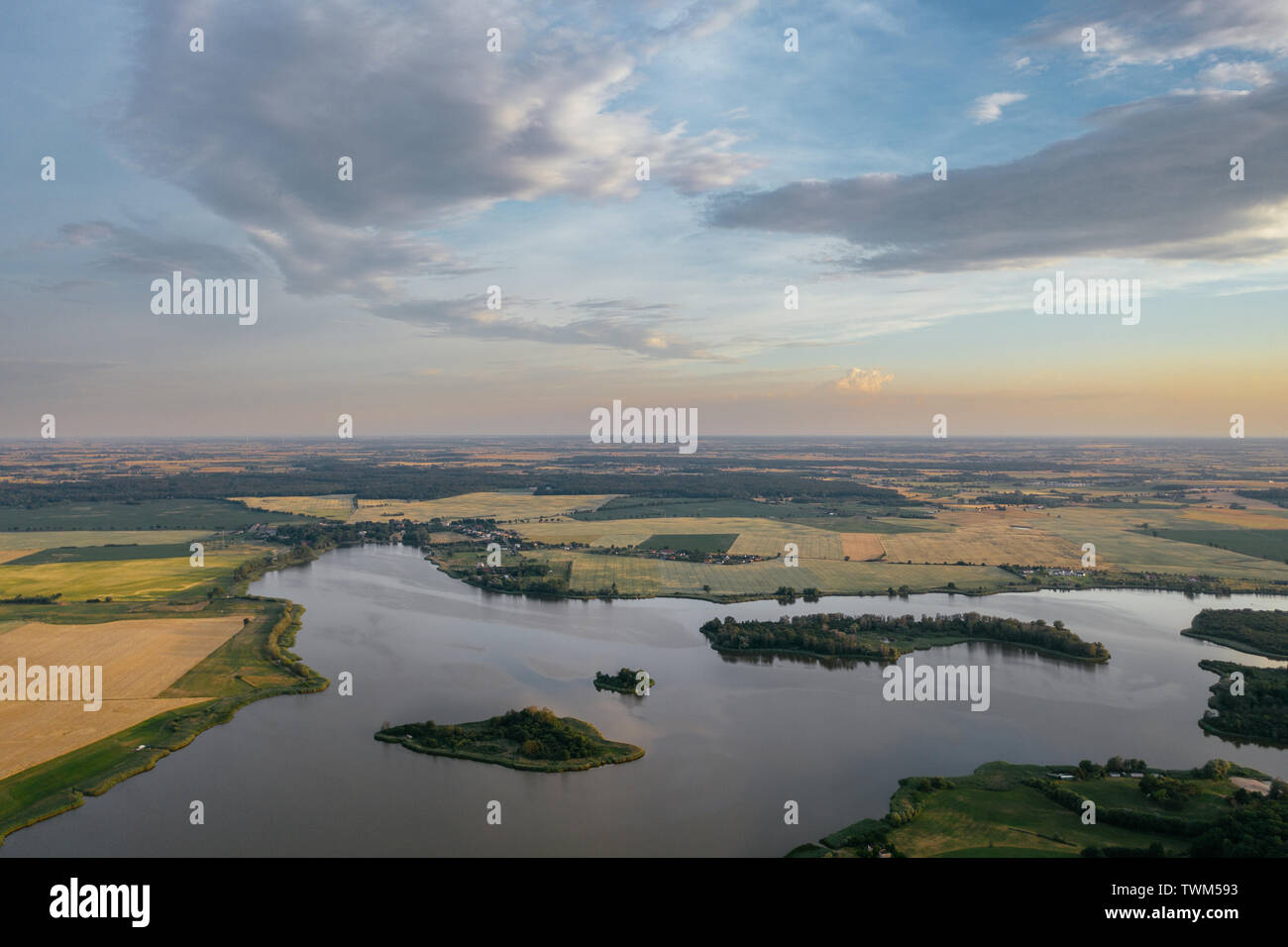 Sonnenuntergang über dem See in Polen. Stockfoto