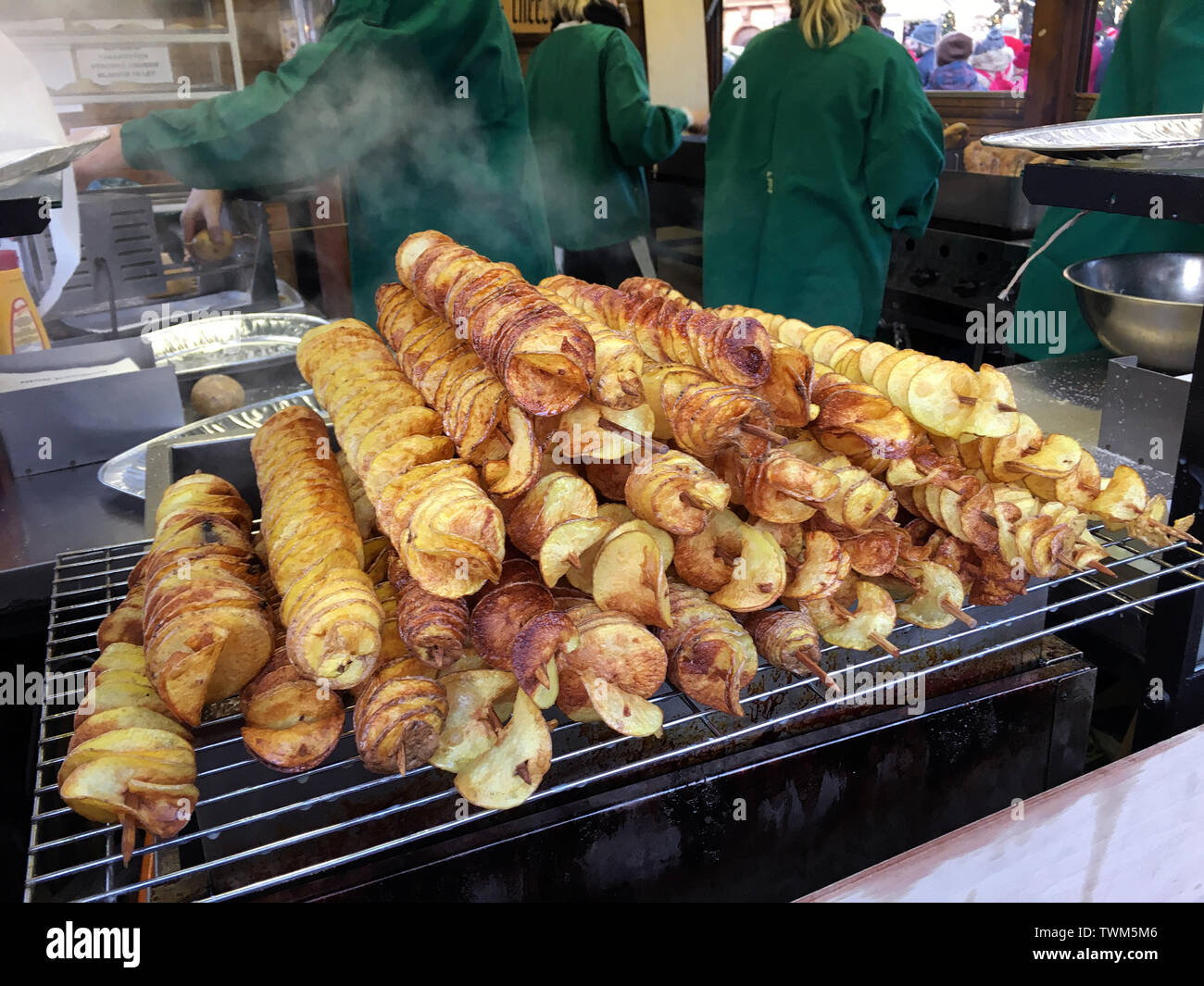 Ein Straßenhändler in Prag, Tschechische Republik, hausgemachte Kartoffelchips in Old Town Square Stockfoto