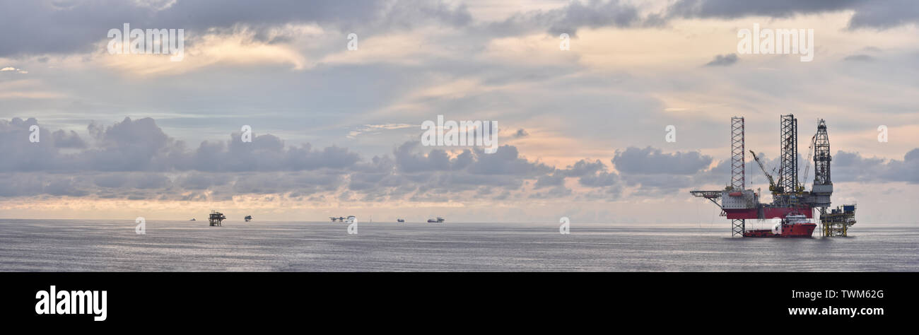 Panorama Ölplattform mit schönen Wolken und Himmel Stockfoto