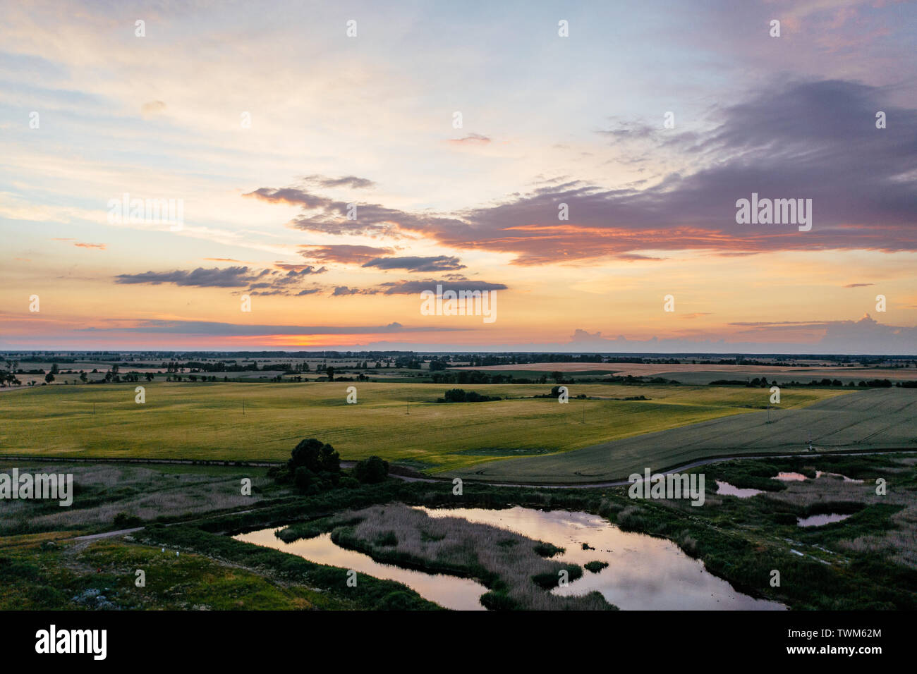 Am späten Abend Sonnenuntergang über dem See, flach - Länder von Polen. Stockfoto