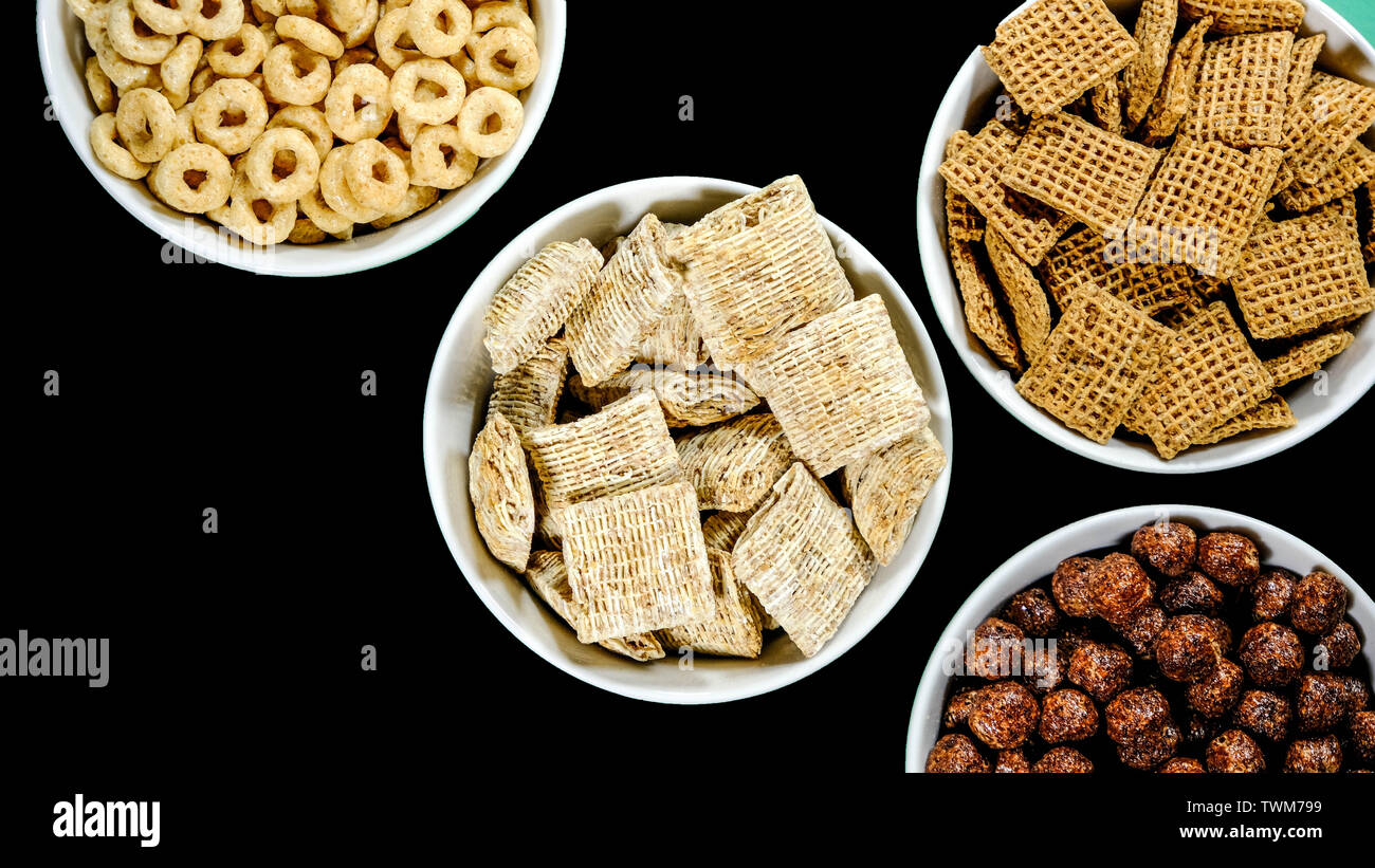 Auswahl der Schalen der gesunden Ernährung Frühstück Müsli einschließlich zerkleinert Weizen Schokolade Nesquik Shreddies und Cheerios Stockfoto