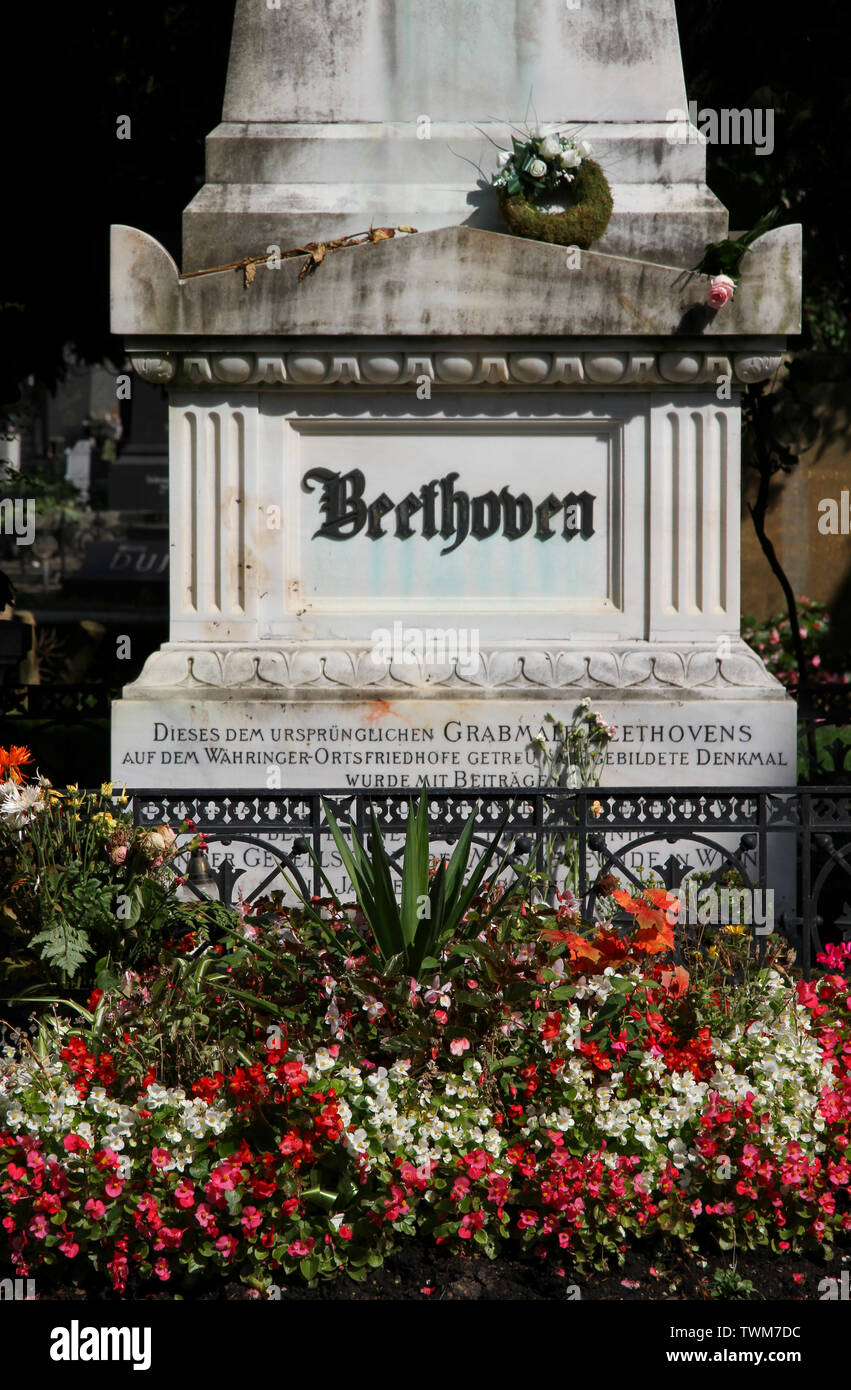 Wien, Österreich - 24 August, 2014: Grabstein der Musiker Ludwig van Beethoven auf dem Friedhof mit großen Text Stockfoto