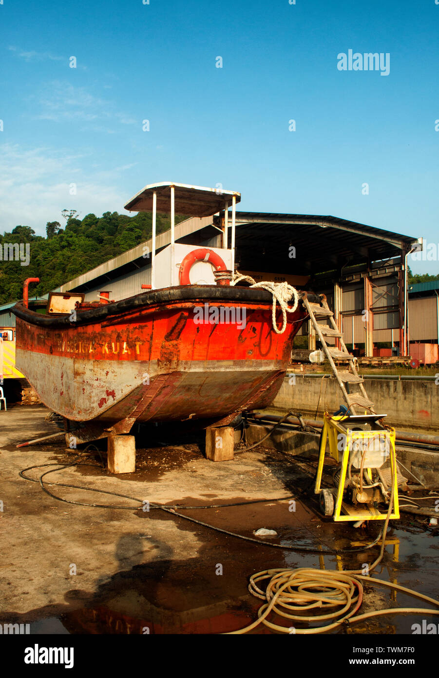 Boot einige Wartungsarbeiten an Dry Dock mit schönen Himmel Stockfoto