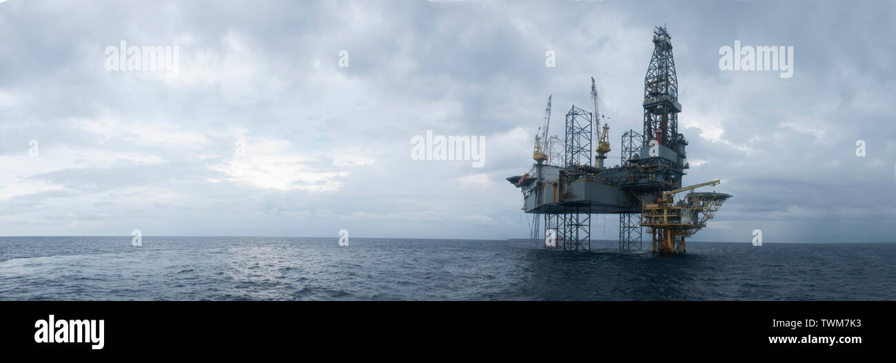 Offshore Öl Plattform in der Mitte in der coean Stockfoto