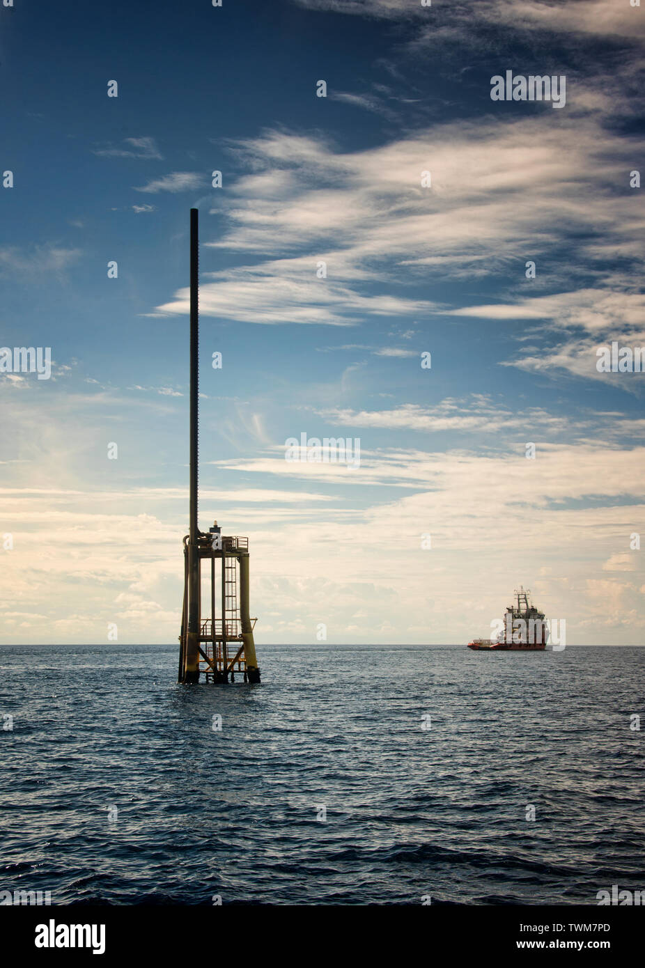 Offshore Öl Plattform in der Mitte im Ozean mit schönen blauen Himmel Stockfoto
