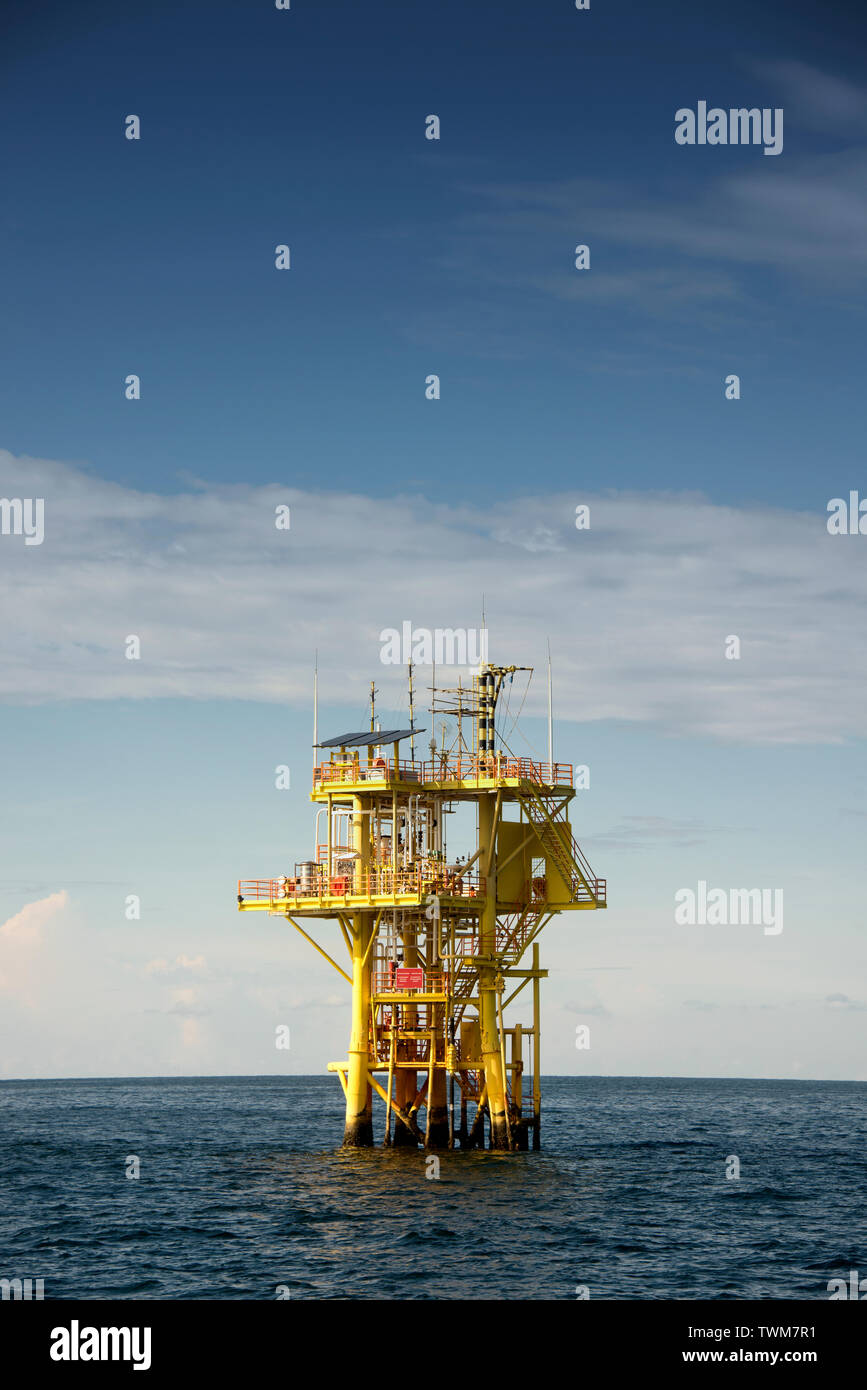 Offshore Öl Plattform in der Mitte im Ozean mit schönen blauen Himmel Stockfoto