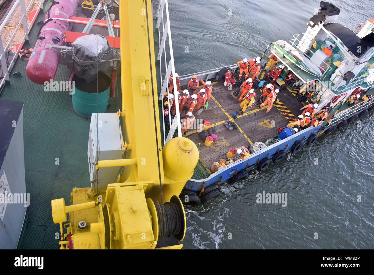 Offshore Arbeitnehmer senden Zurück zur Unterkunft arbeit Boot nach Beenden der Arbeit an Plattform Stockfoto