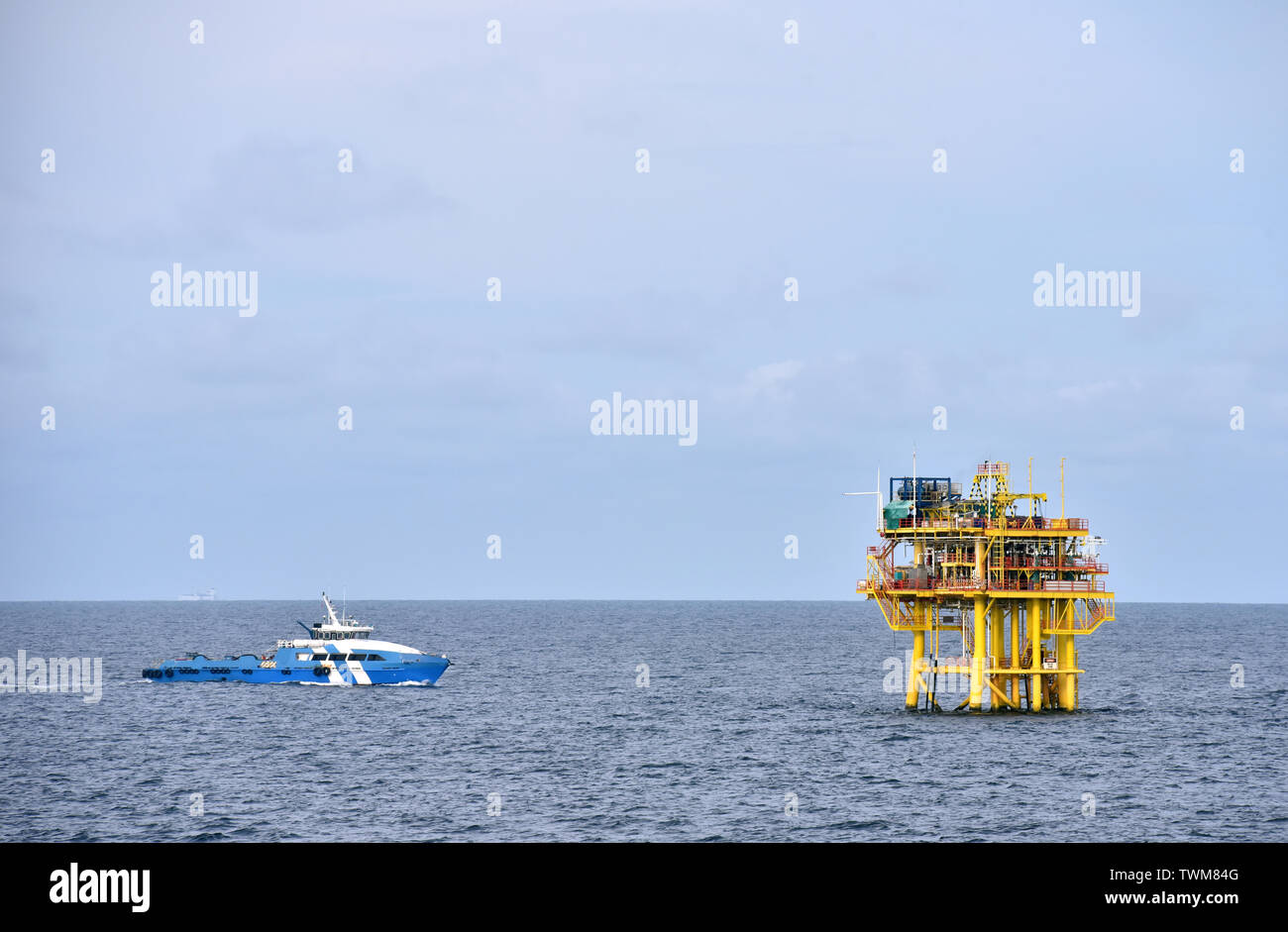 Öl Plattform in der Mitte Meer mit schönen Himmel Stockfoto