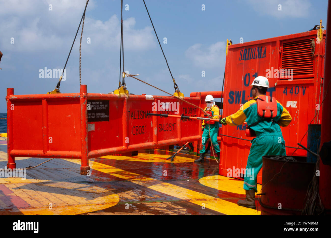 Marine crew Handling und Fracht an Deck ordnen Sie mit Hilfe von Spezialwerkzeug für Sicherheit Stockfoto