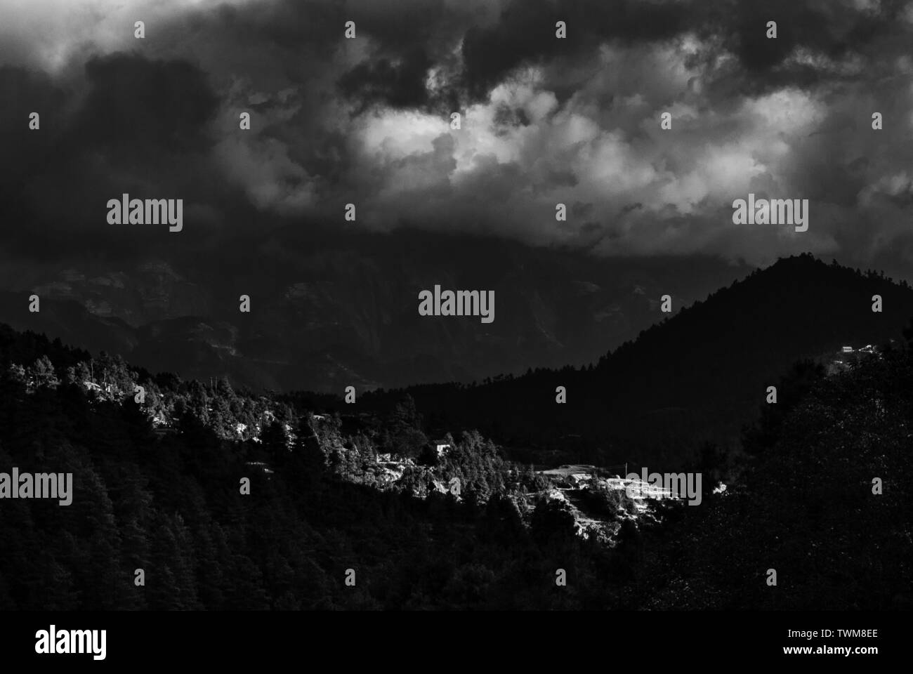 Kathmandu Stadt Teil in Schwarz & Weiß ausgedrückt mit einer Scheibe der Sonne Strahl es aufschlussreich. Die Himalayan Range mit Monsun Wolken sichtbar ist. Stockfoto