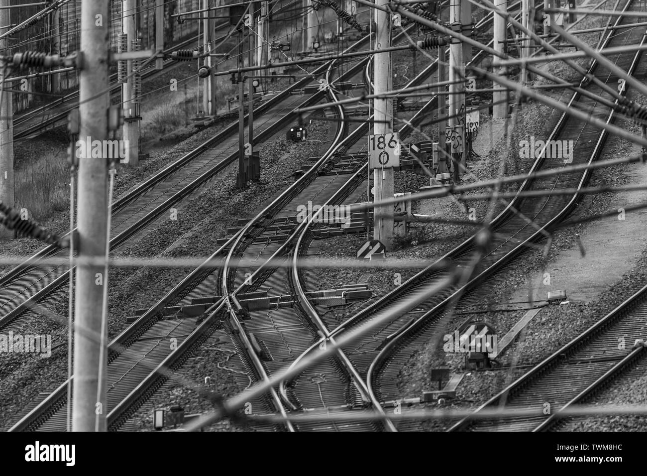 Schalter, Anschluss- und Freileitungen einer Eisenbahnlinie in Deutschland, Monochrom Stockfoto