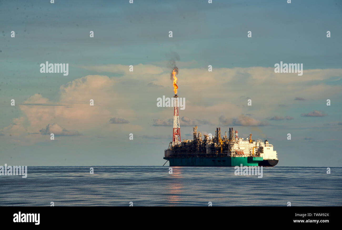 FLNG oder schwimmende verflüssigtes Erdgas Anker auf See für die Lagerung von Erdgas auf See Stockfoto