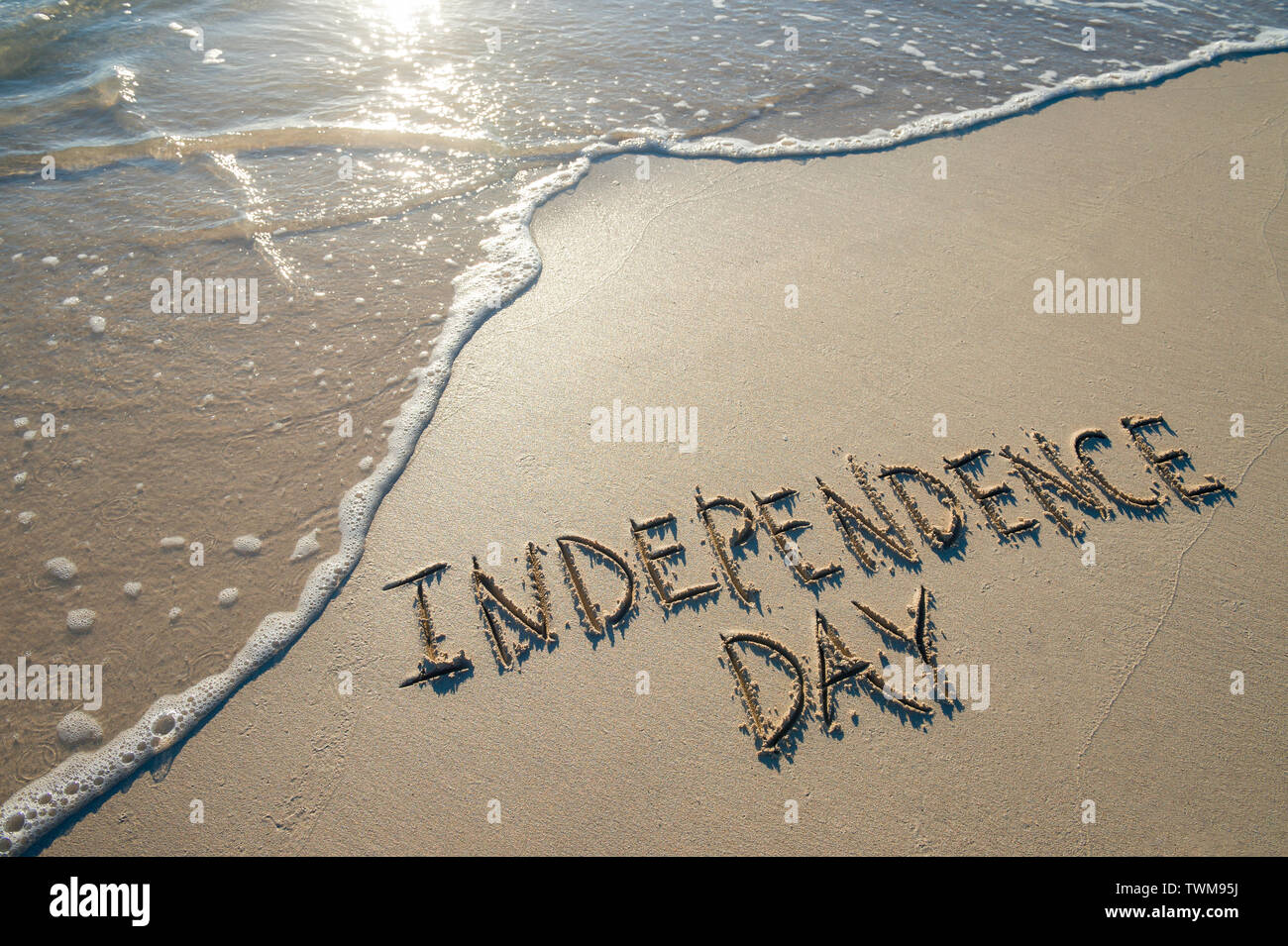 Tag der Unabhängigkeit Nachricht für den amerikanischen Viertel von Juli Urlaub in sanften Sand am Strand geschrieben Stockfoto