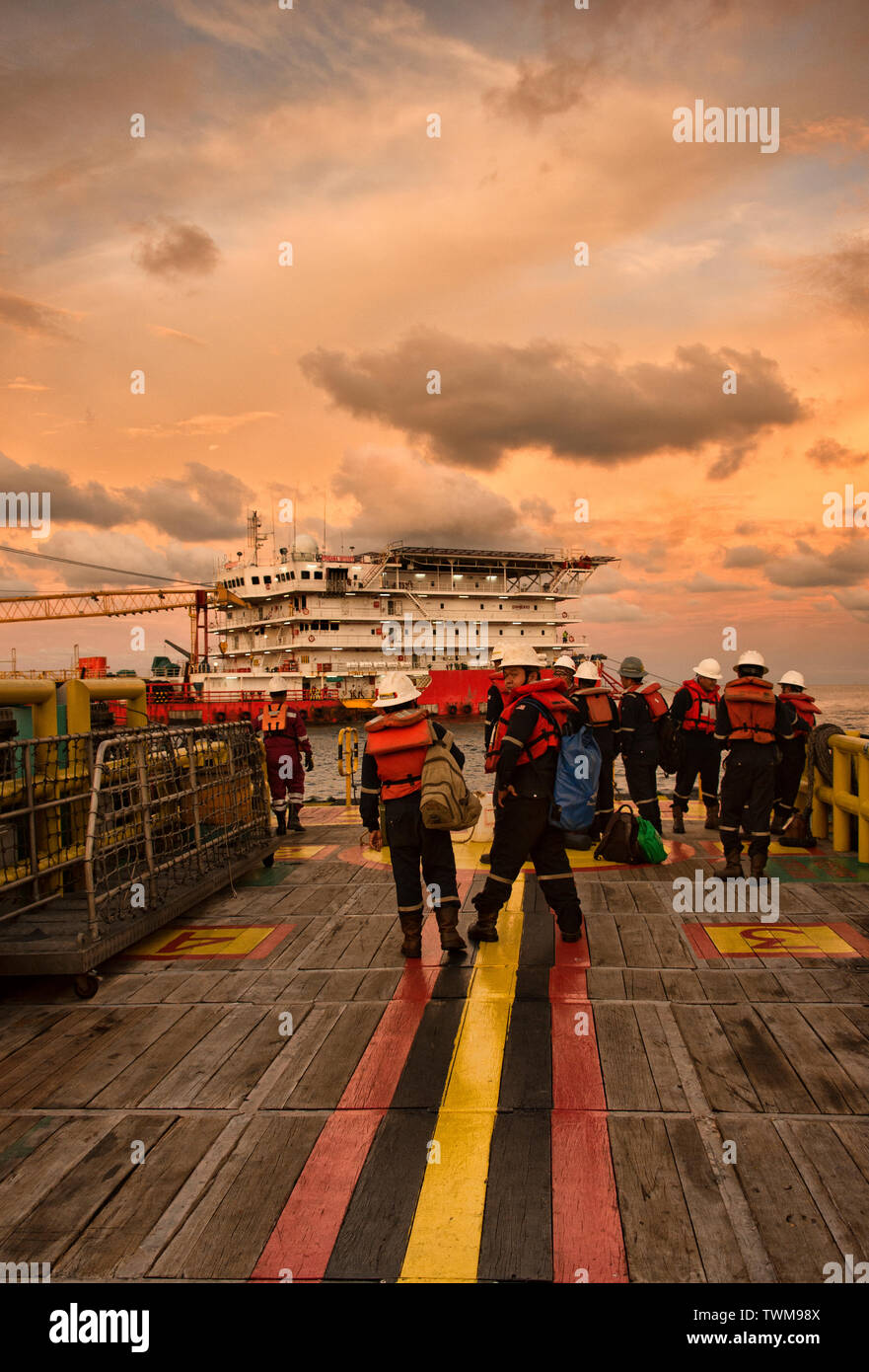Offshore Arbeitnehmer stehen für die Übertragung von schnellen crew Boot zu ihrem Quartier oder Arbeit Barge Stockfoto