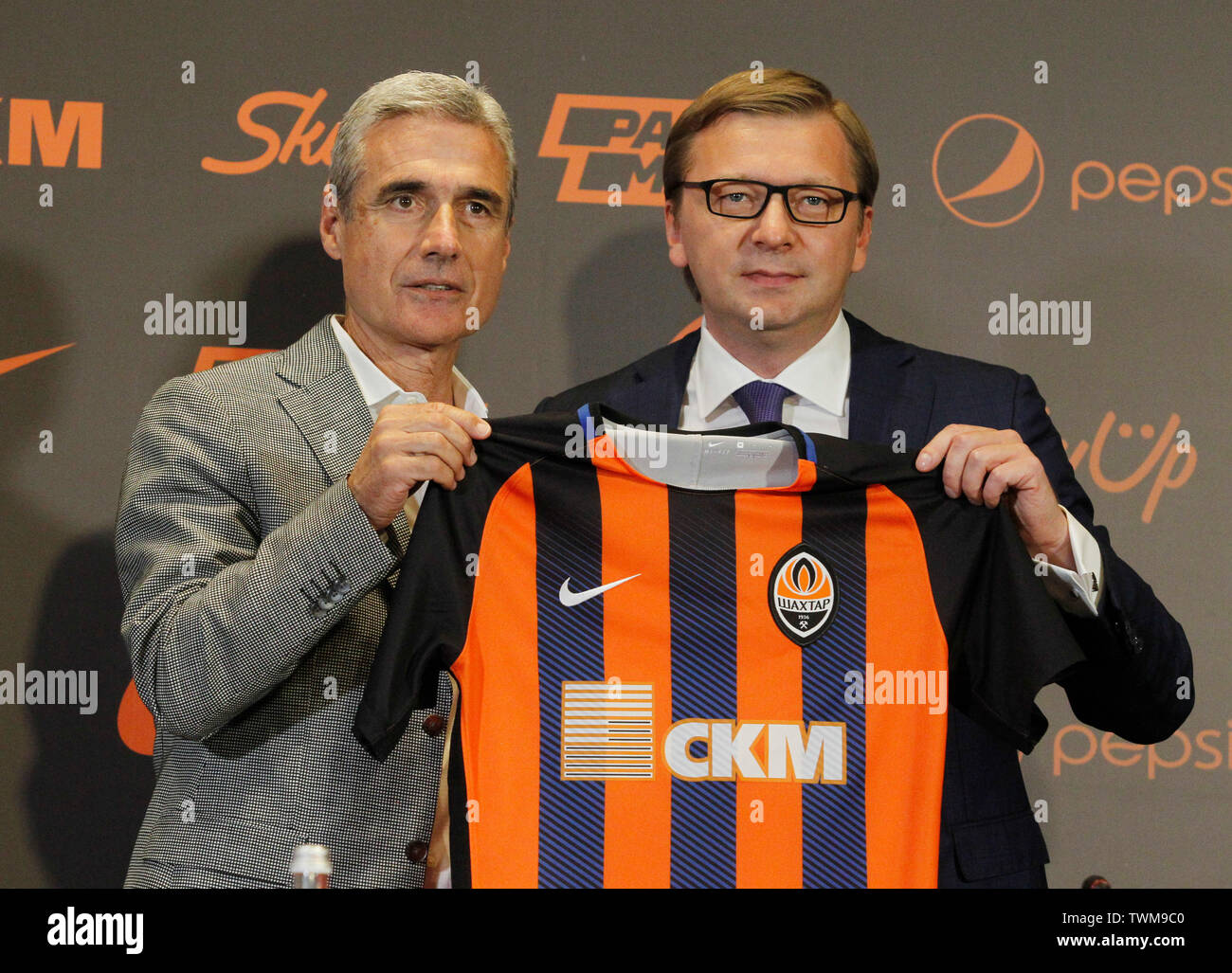 Portugiesische Trainer Luis Castro L Und Ceo Von Fk Olimpik Sergiy Palkin R Der Fc Shakhtar Donetsk Jersey Halten Sie Wahrend Der Prasentation Von Castro Als Neuer Head Coach Des Fc Shakhtar