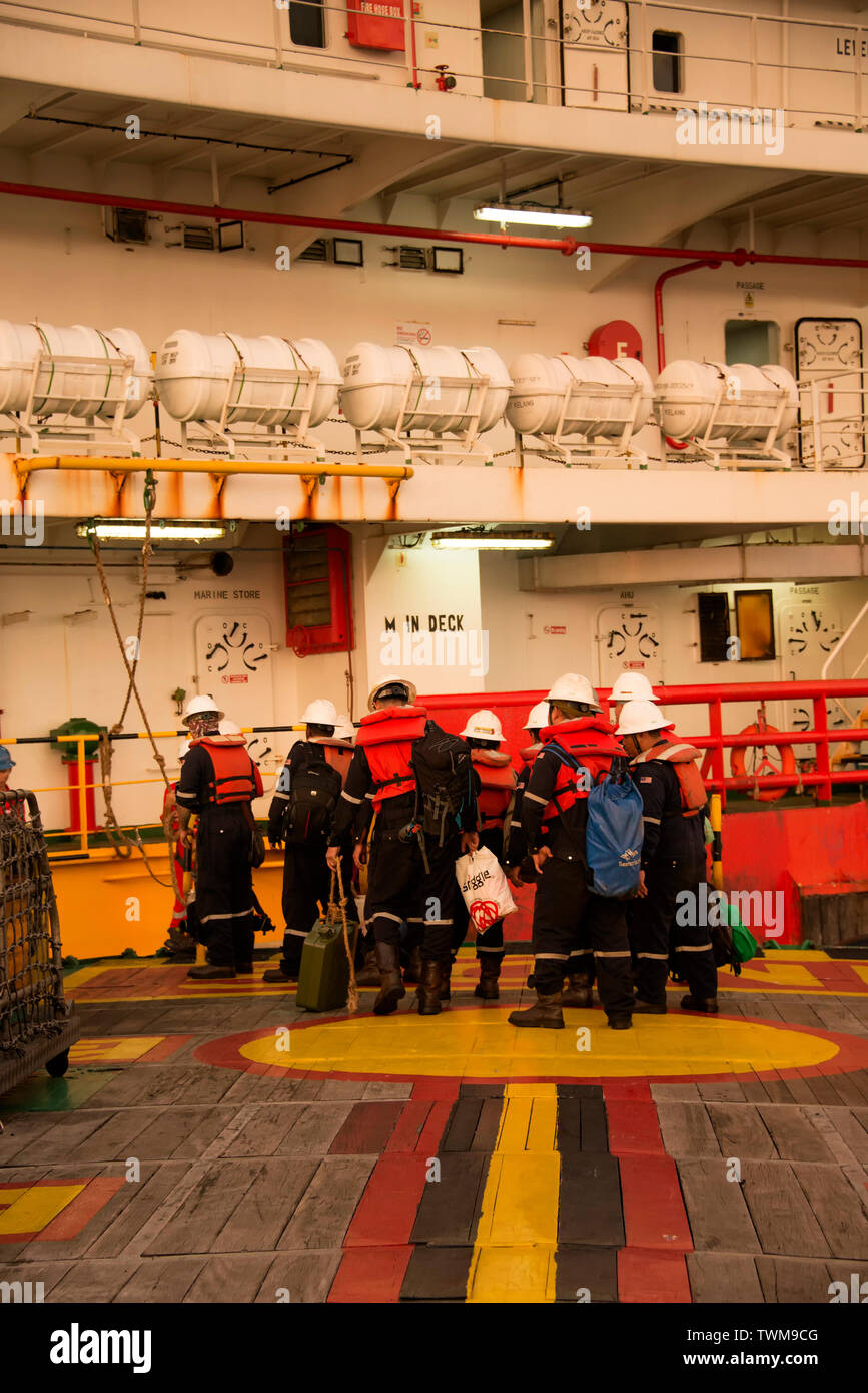 Offshore Arbeitnehmer zurück zu Ihrem schwimmenden Hotel oder flotel oder Arbeit barge nach Ende ihrer Schicht an Plattform Stockfoto