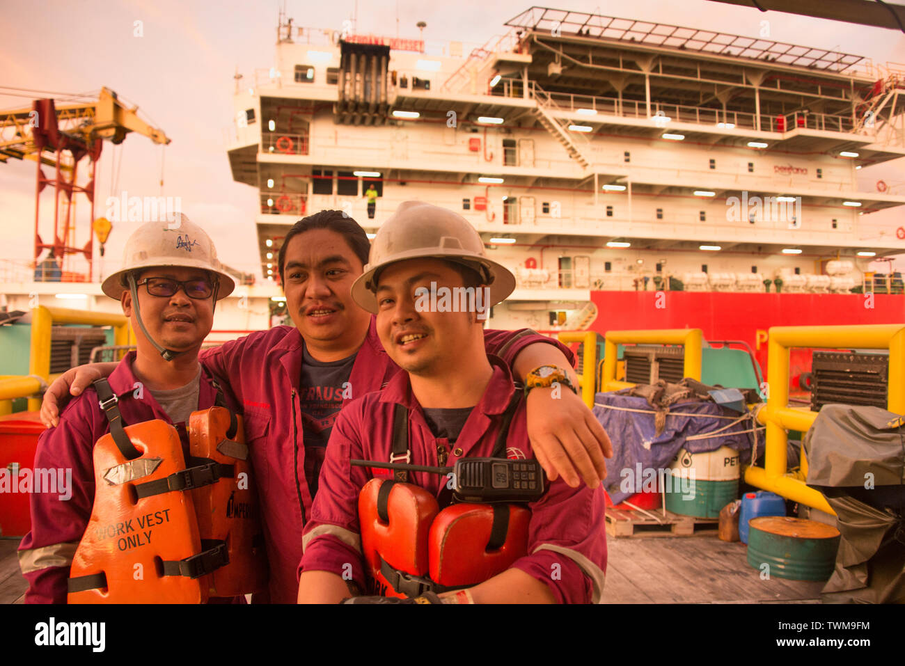 Ölindustrie Sektor: Offshore Arbeitnehmer posing und lächelnd vor dem Boarding Unterkunft arbeit Barge für Ruhe Stockfoto