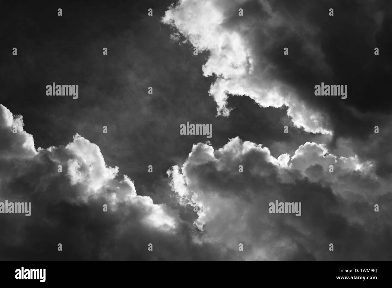 Dunkle Cumulonimbus Gewitterwolken bilden und bedrohen, Stockfoto