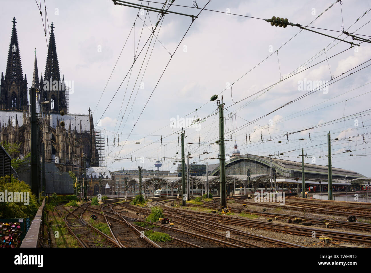 Köln Hauptbahnhof mit Ice Hochgeschwindigkeitszug, der Kölner Dom, wie aus dem Titel gesehen. Stockfoto