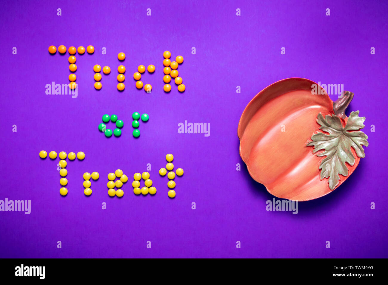 Trick oder Festlichkeit in Farbe M&Ms candy geschrieben Stockfoto