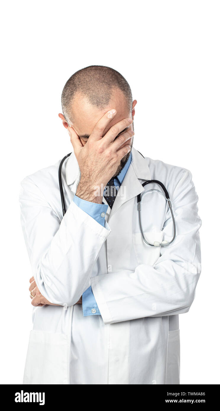 Verzweifelten Arzt hält seinen Kopf mit einer Hand. Konzept von Stress und Ausfall bei der Arbeit. isoliert auf Weiss. Stockfoto