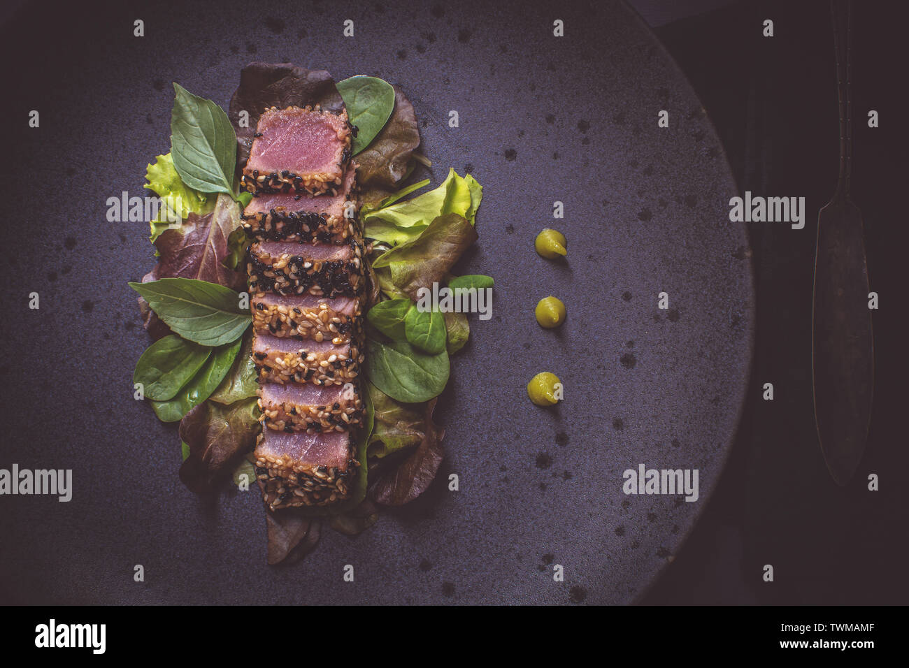 Gegrillter Thunfisch Steak mit Salat und Hot Wasabi Sauce Stockfoto