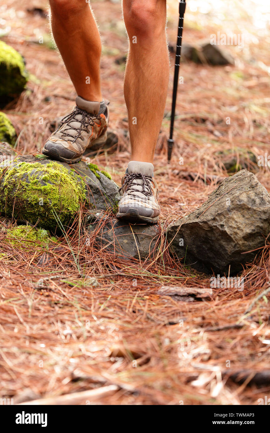 Wanderer - aus der Nähe von männlichen wandern Schuhe und Stiefel. Mann auf Wanderung in den Wald. Stockfoto