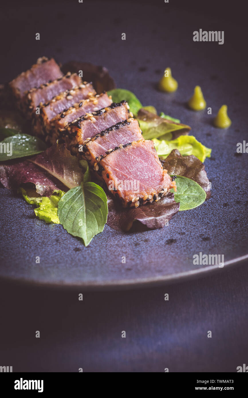 Gegrillter Thunfisch Steak mit Salat und Hot Wasabi Sauce Stockfoto