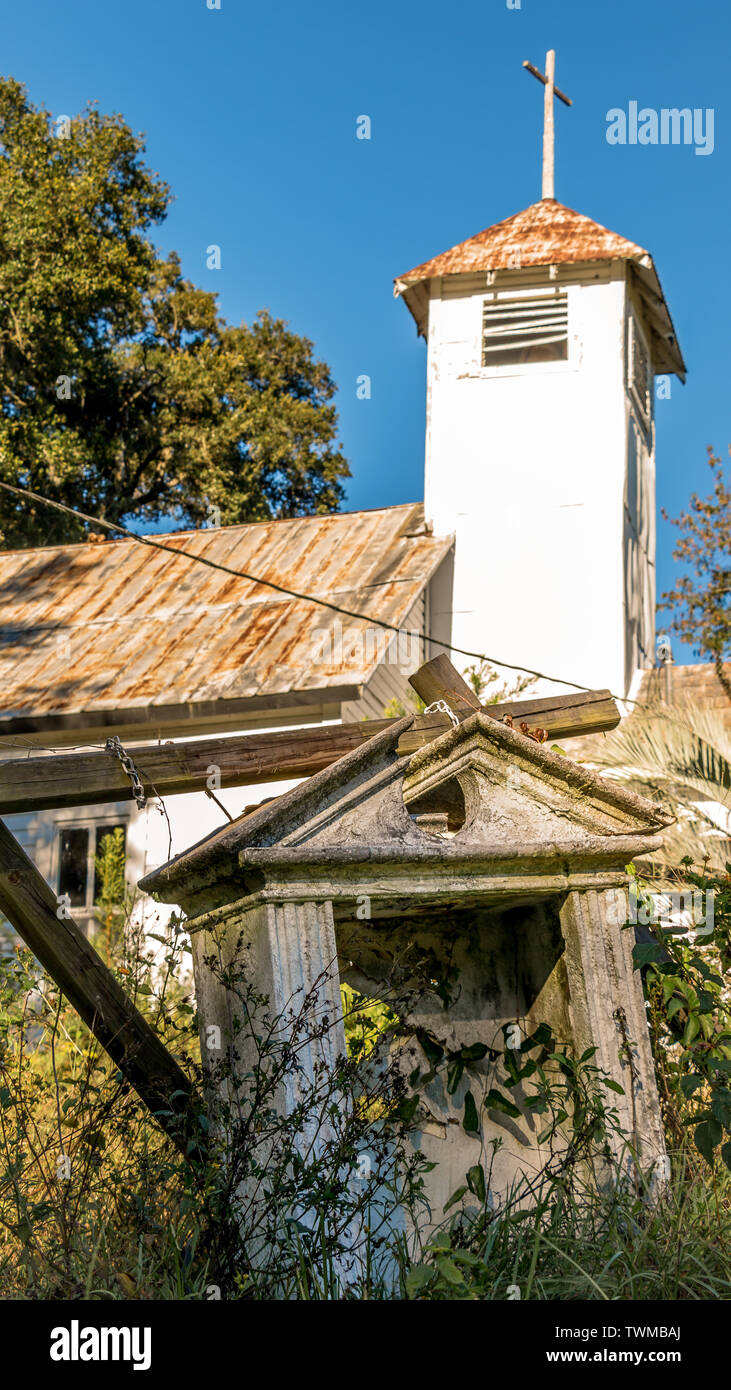 Alten südlichen Kirche verlassen der Natur überlassen Stockfoto