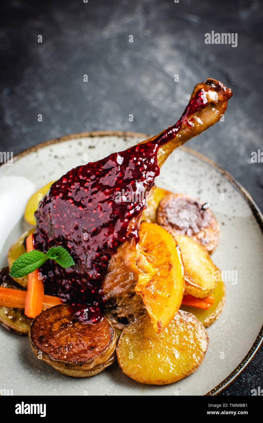Fett gebratene Gans Bein mit Kartoffeln, Karotten und Orangen ...