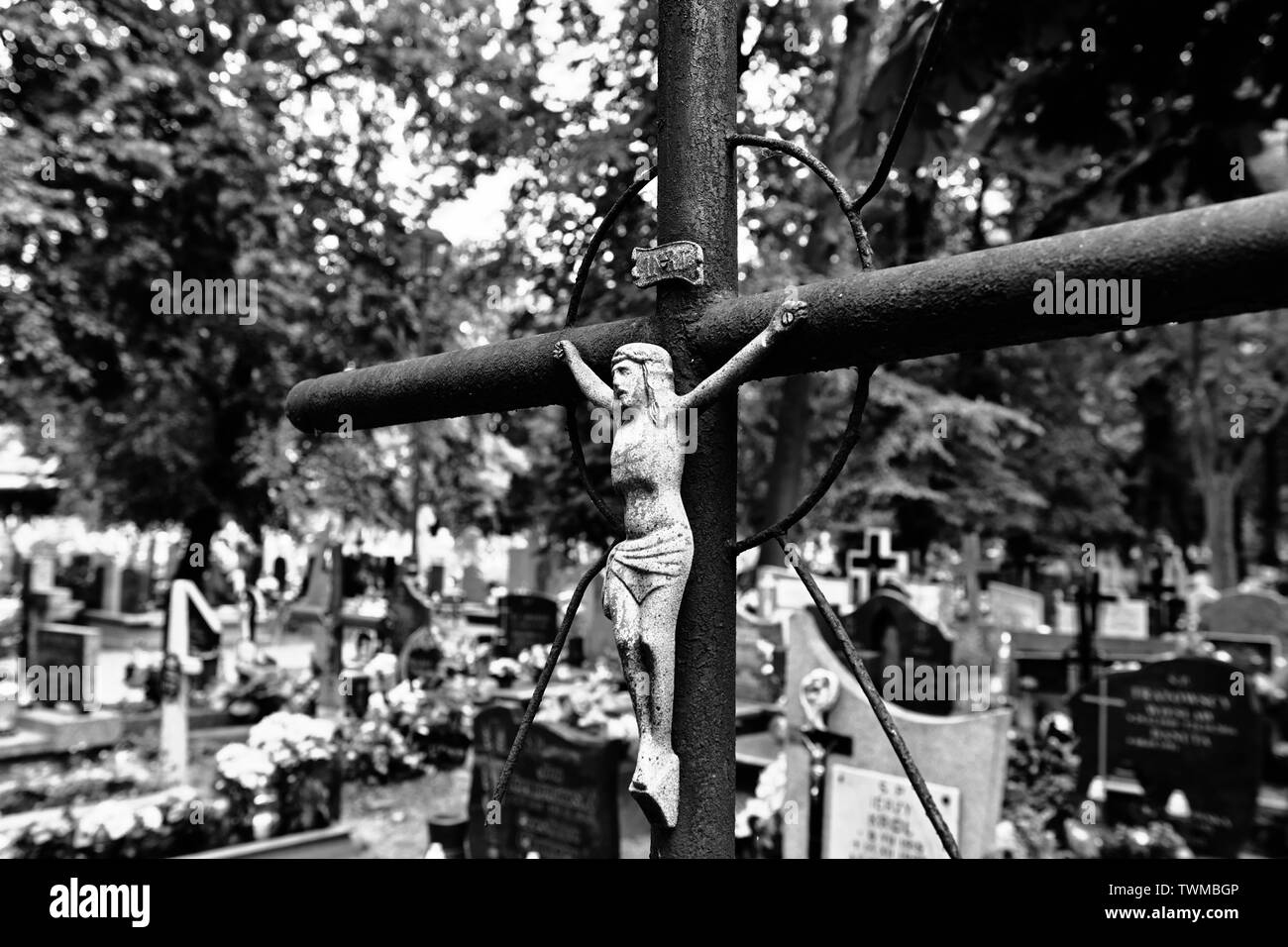 Aufgegeben Kreuz auf dem Friedhof. Stockfoto